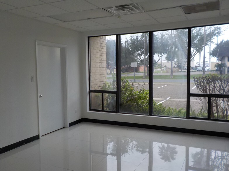 More Photos Of 3700 N 10th St, McAllen Office For Lease
