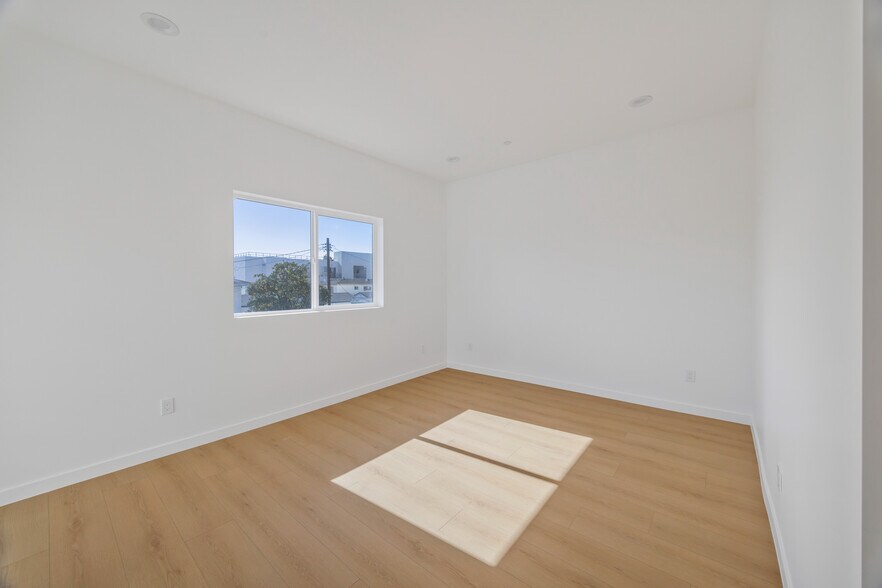 More Photos Of 10905 Dalerose Ave, Inglewood Multifamily For Sale