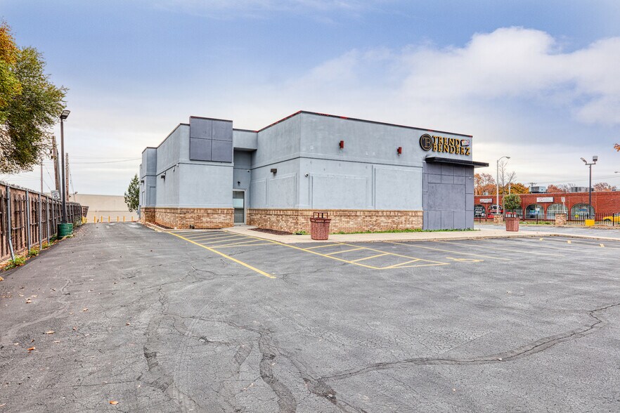 More Photos Of 7822 W Capitol Dr, Milwaukee Storefront For Sale