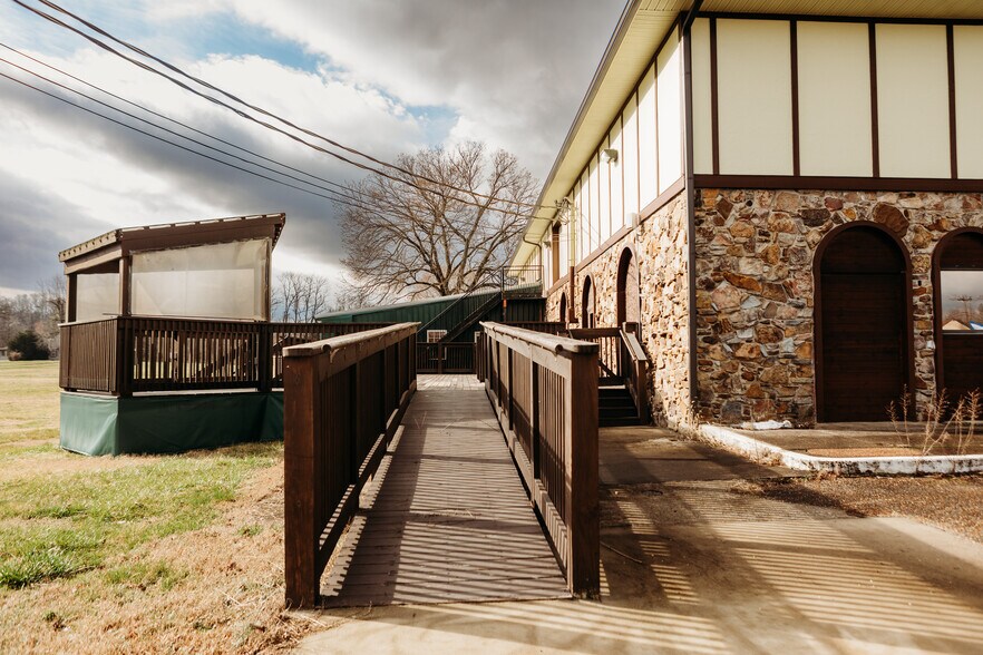 More Photos Of 817 Interstate Dr, Manchester Freestanding For Sale