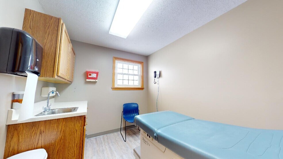 More Photos Of 392 Howard St, Willard Office For Sale