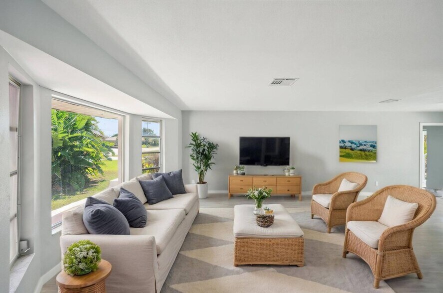 More Photos Of 5208 3rd SW Ave, Cape Coral Specialty For Sale