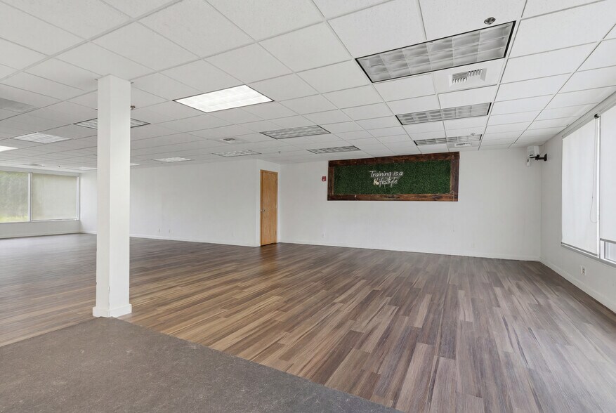 More Photos Of 22659 Pacific Hwy S, Des Moines Flex For Sale