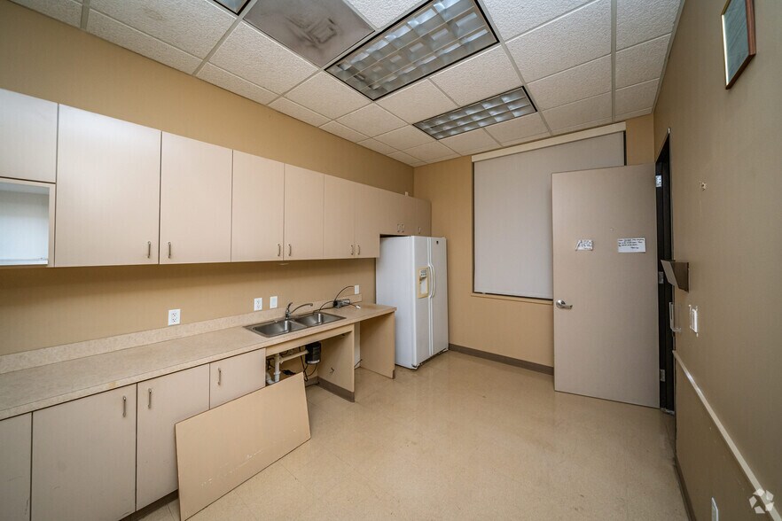 More Photos Of 2799 Fulton St, Houston Bank For Sale