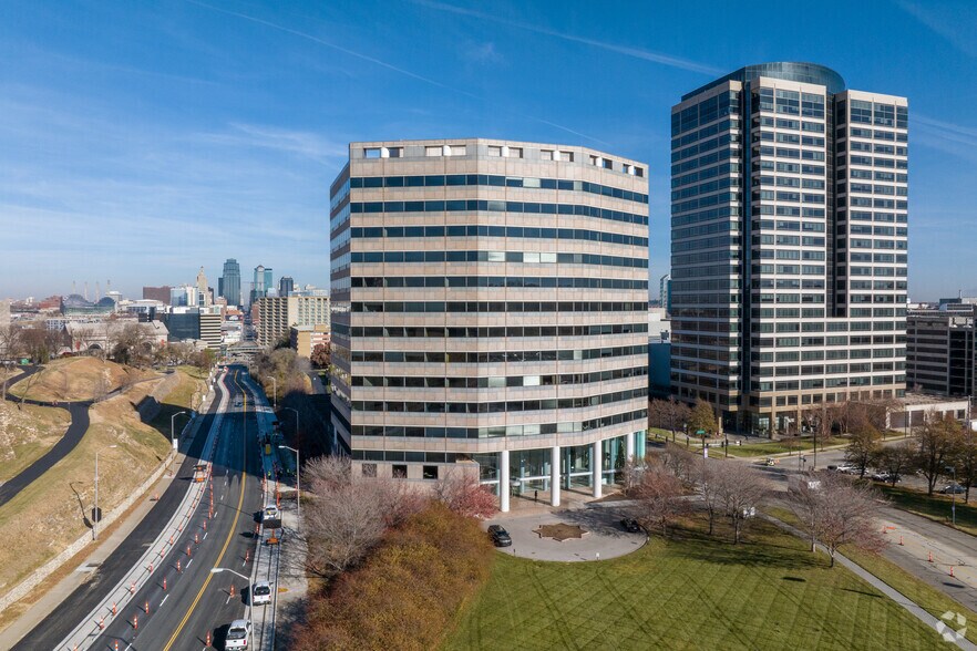 More Photos Of 2600 Grand Blvd, Kansas City Office For Lease