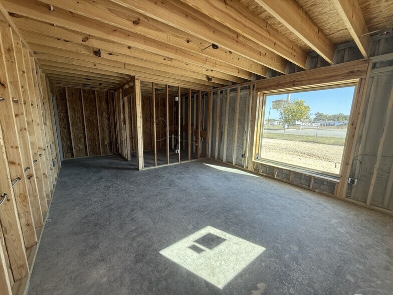 More Photos Of 7990 Old Bastrop Rd, New Braunfels Industrial For Lease