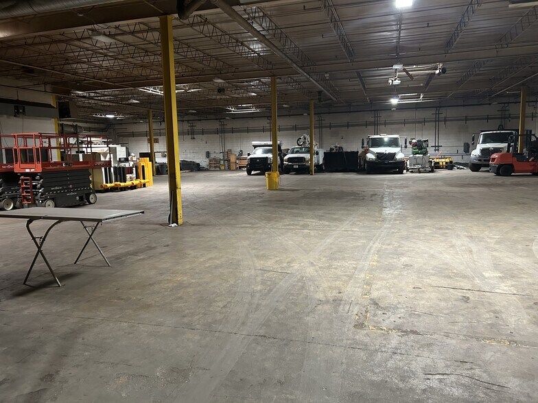 More Photos Of 521 Santa Rosa Dr, Des Plaines Warehouse For Lease