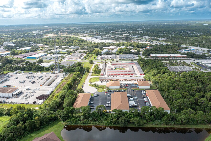 More Photos Of 1053 SE Holbrook Ct, Port Saint Lucie Warehouse For Lease