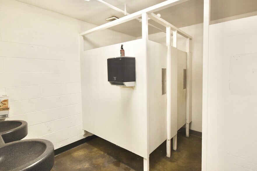 More Photos Of 2200 SE Mailwell Dr, Milwaukie Warehouse For Lease