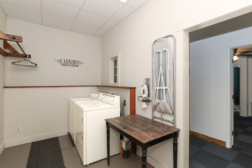 More Photos Of 18 W Currahee St, Toccoa Showroom For Sale
