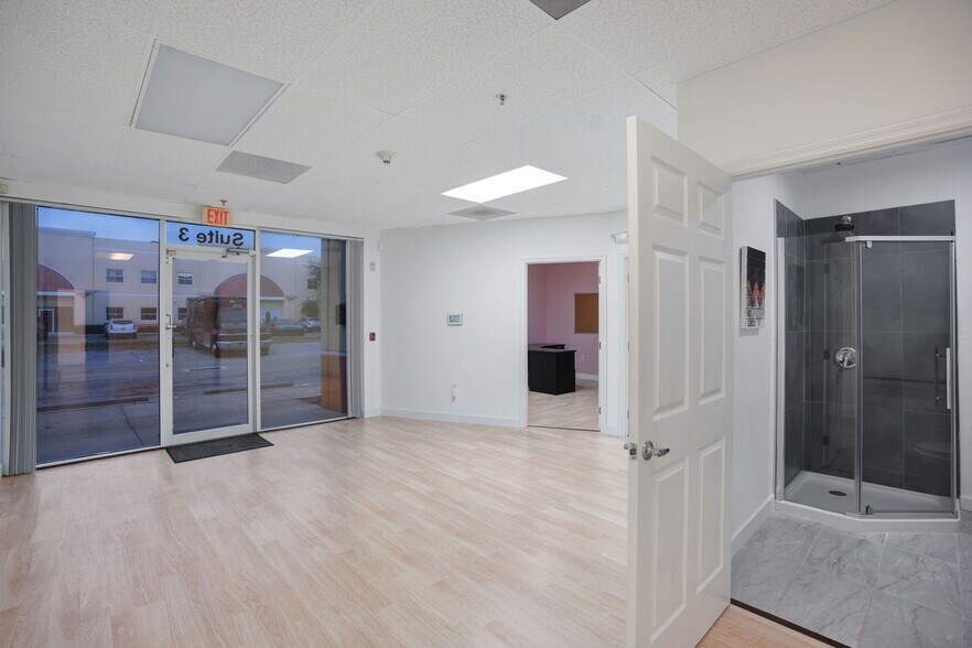 More Photos Of 787 Commerce Dr, Venice Warehouse For Lease