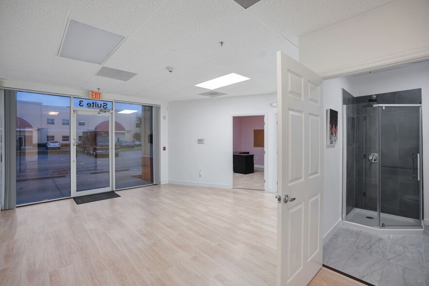 More Photos Of 787 Commerce Dr, Venice Warehouse For Lease