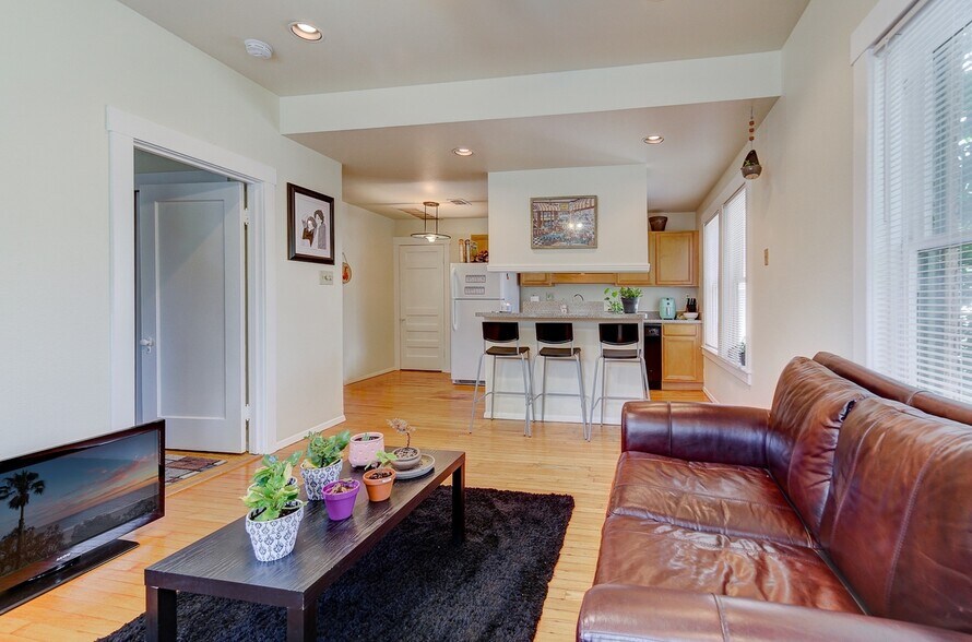 More Photos Of 400 W Lynwood Ave, San Antonio Apartments For Sale