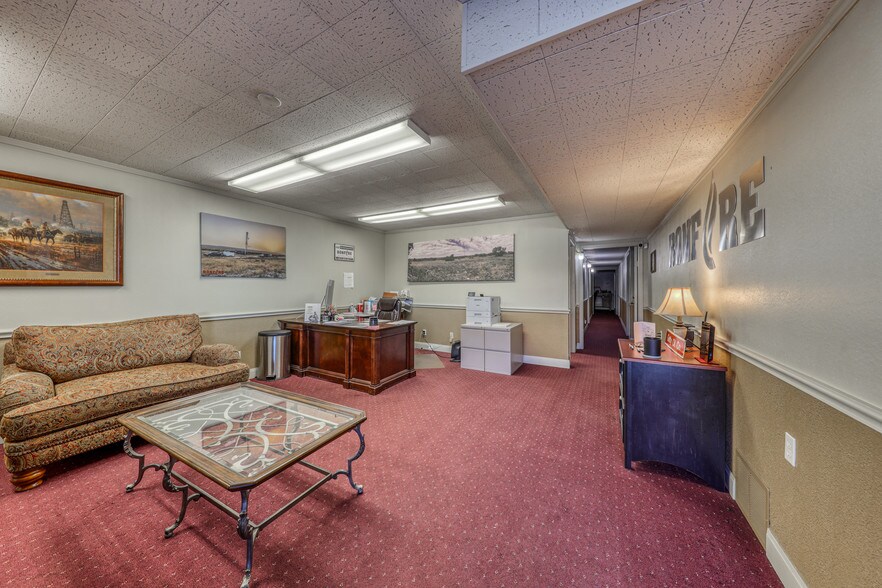 More Photos Of 119 N Main St, Weatherford Office For Sale