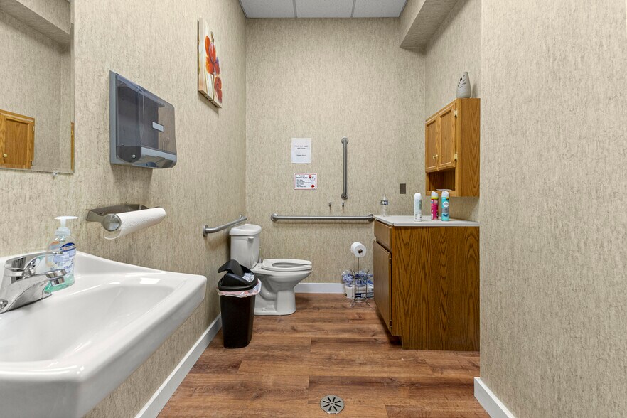 More Photos Of 13403 W 7 Mile Rd, Detroit Medical For Lease