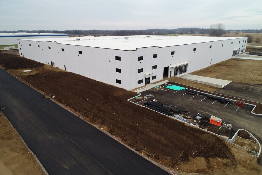 More Photos Of 5565 N Dylan Drive, South Bend Distribution For Lease