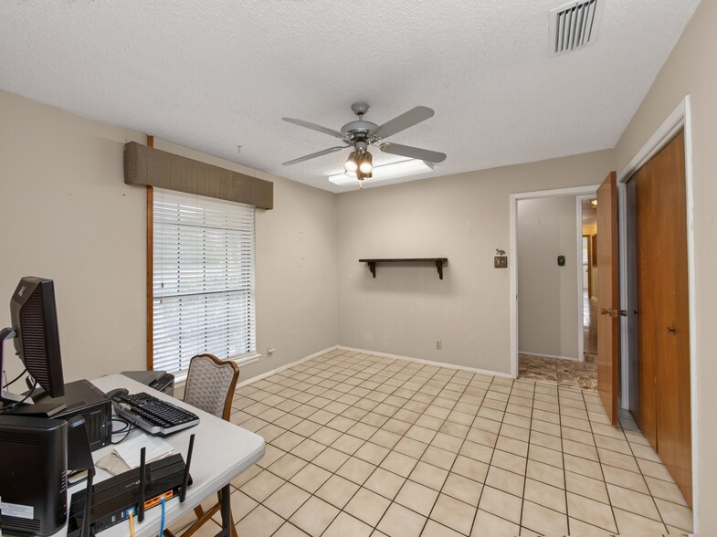 More Photos Of 1702 Lone Oak Dr, Leander Flex For Sale