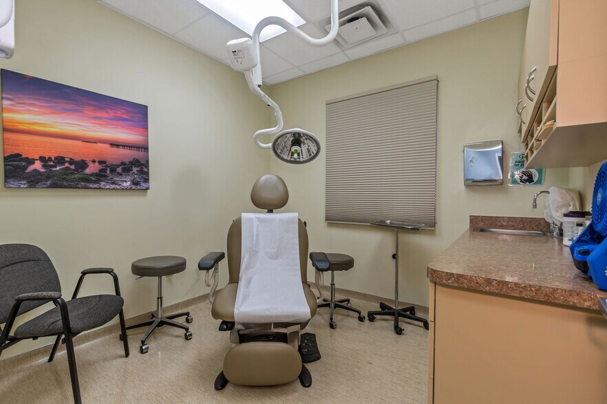 More Photos Of 7641 66th St N, Pinellas Park Medical For Sale