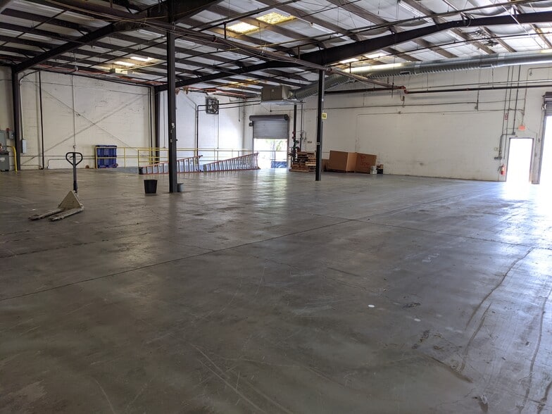 More Photos Of 5905 Johns Rd, Tampa Warehouse For Lease