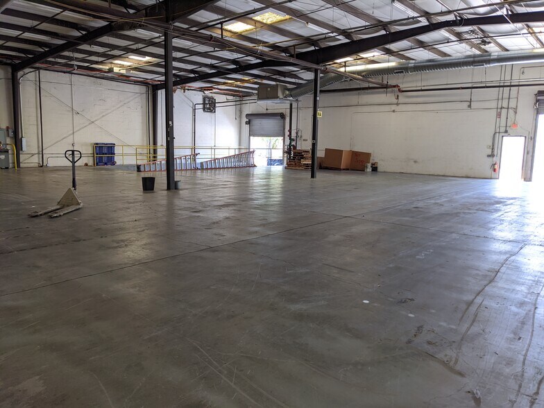 More Photos Of 5905 Johns Rd, Tampa Warehouse For Sale