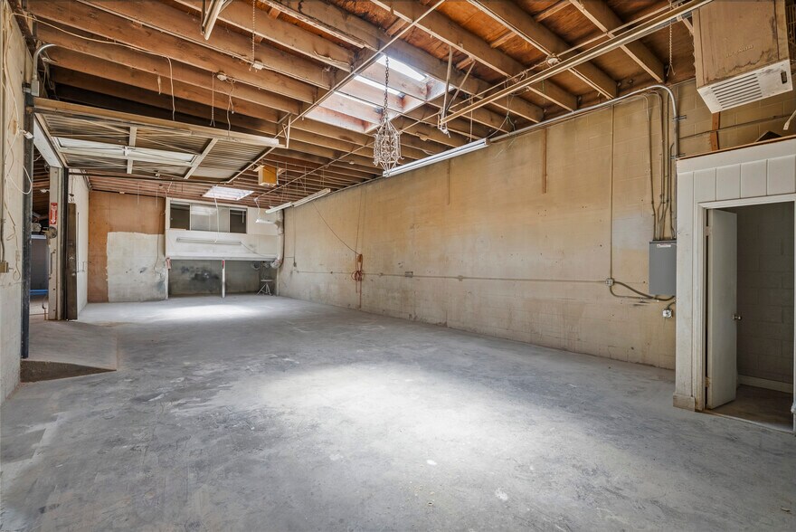 More Photos Of 14222-14226 Aetna St, Van Nuys Warehouse For Lease