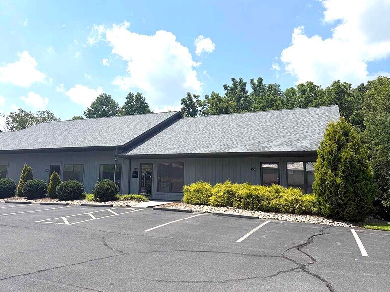More Photos Of 926 W Oakland Ave, Johnson City Office For Lease