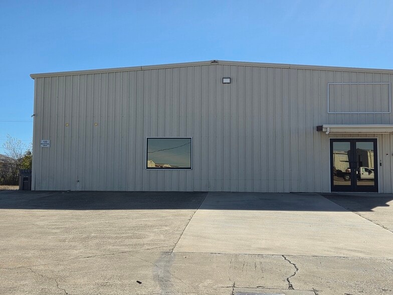 Primary Photo Of 122 Industrial Dr, Forney Warehouse For Lease