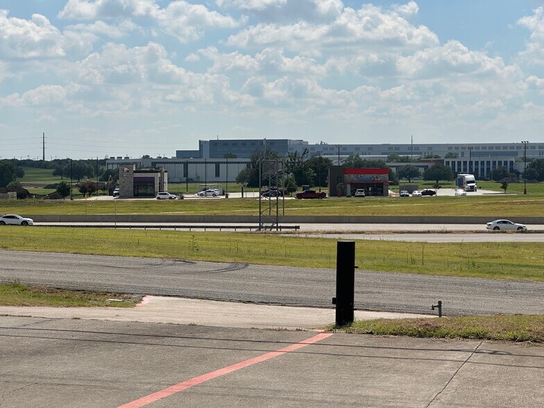 More Photos Of 3111 S Travis St, Sherman Distribution For Lease