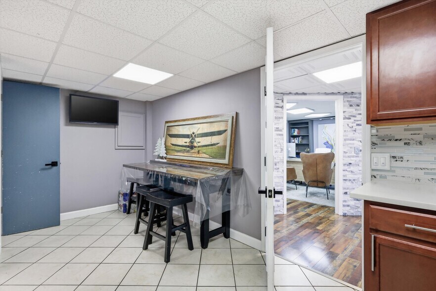 More Photos Of 7511 Leavenworth Rd, Kansas City Auto Repair For Sale