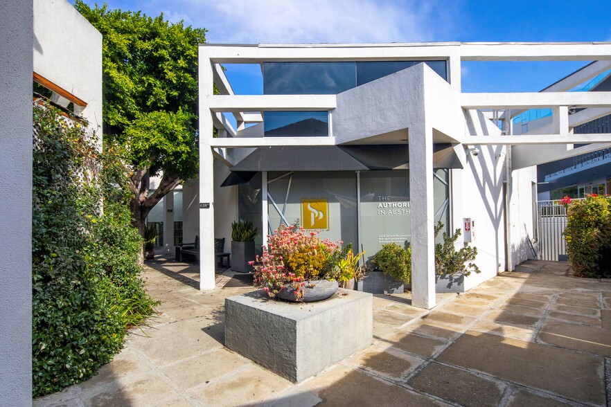 More Photos Of 638-644 N Robertson Blvd, West Hollywood Storefront For Lease