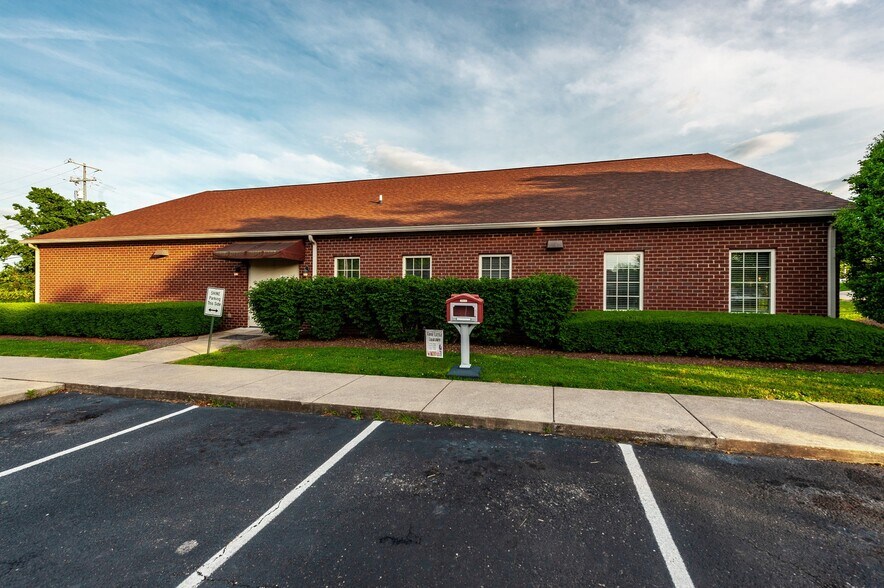 More Photos Of 20 Executive Park Dr, Hendersonville Loft Creative Space For Sale