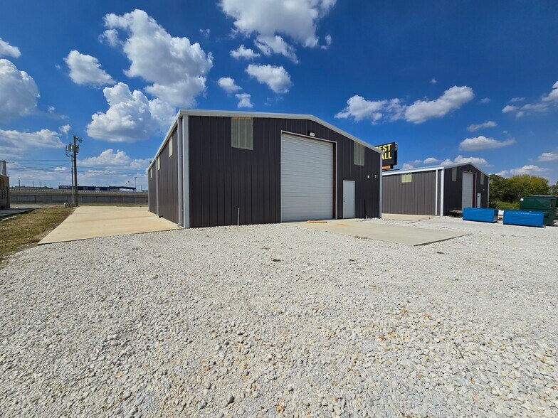 More Photos Of 401 N Central Ave, Troy Flex For Lease