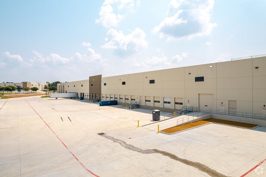 More Photos Of 2951 S Valley Pky, Lewisville Warehouse For Lease