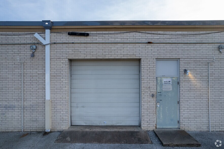 More Photos Of 4140 Directors Row, Houston Unknown For Lease