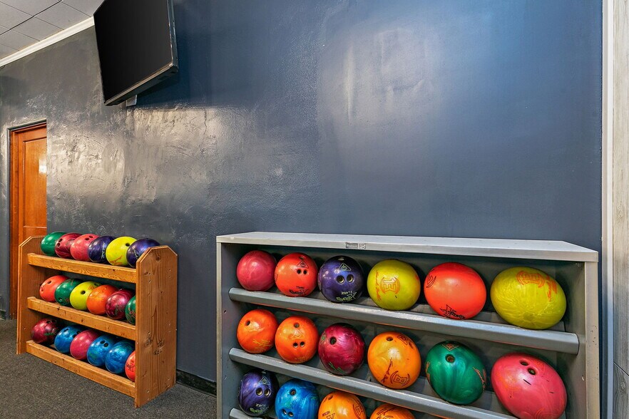 More Photos Of 927 E Railroad St, Sandwich Bowling Alley For Sale