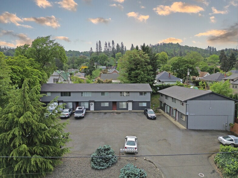 Primary Photo Of 1023 SE Cobb St, Roseburg Apartments For Sale