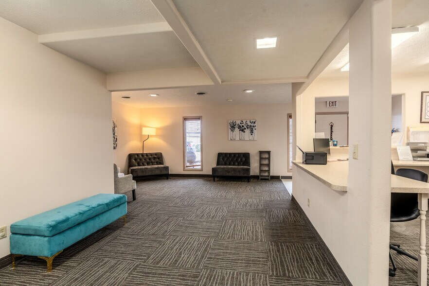 More Photos Of 808 W Prairie St, Marion Office For Sale