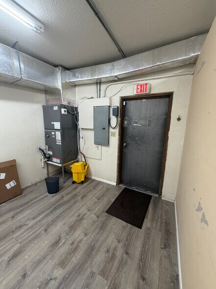 More Photos Of 9139 Park Blvd, Seminole Unknown For Lease
