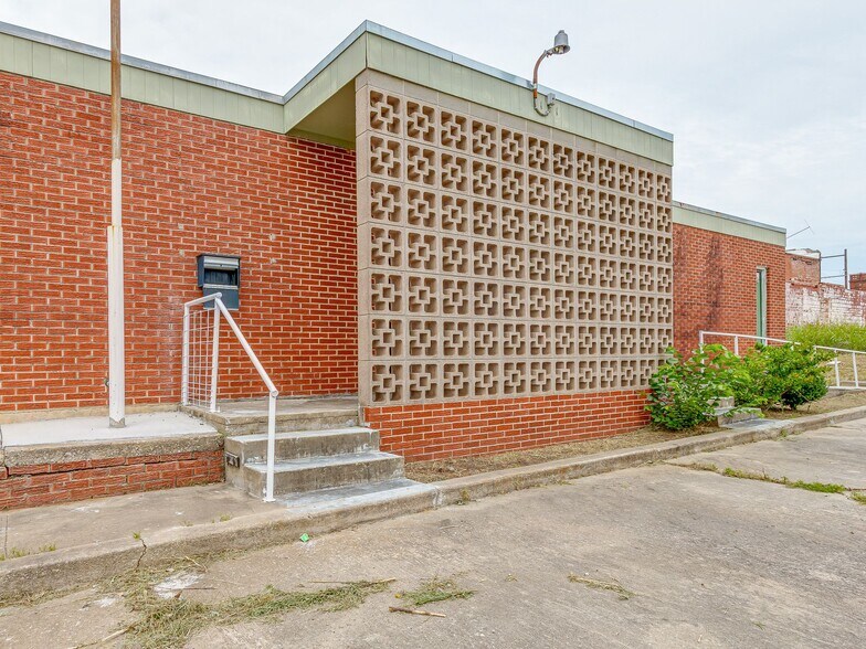 More Photos Of 111 N 4th St, Seminole Office For Sale