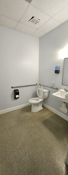 More Photos Of 1076 Business Ln, Naples Showroom For Sale