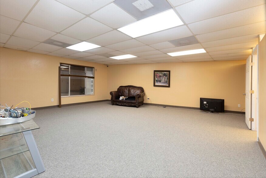 More Photos Of 1203 SE 9th Ter, Cape Coral Light Distribution For Lease