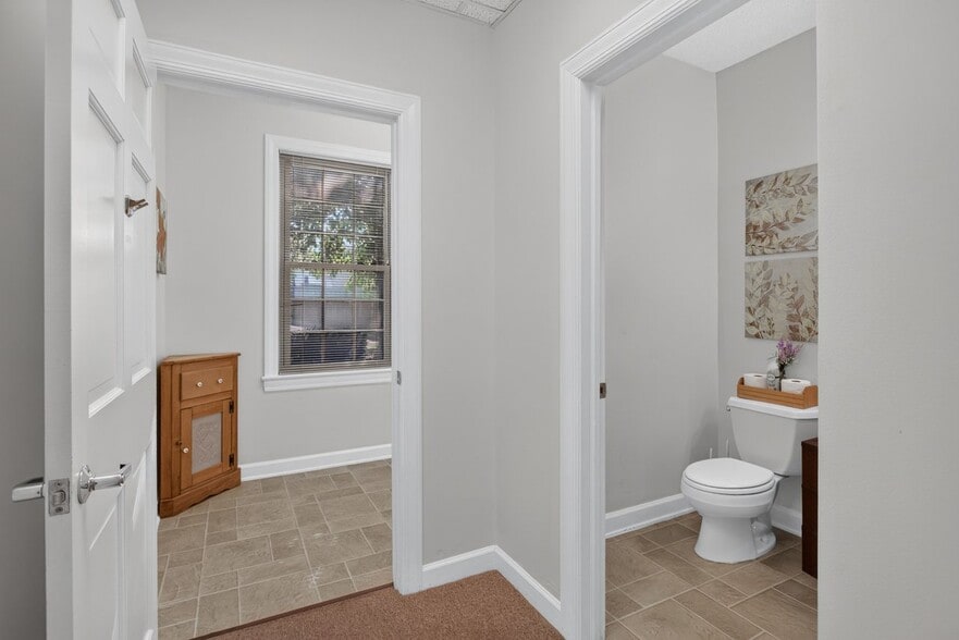 More Photos Of 800 Country Club Rd, Harrisonburg Office For Sale