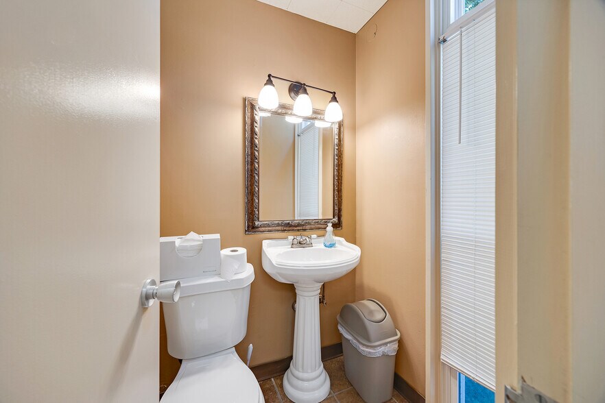 More Photos Of 405 Cedar St, Pleasant Hill Medical For Sale