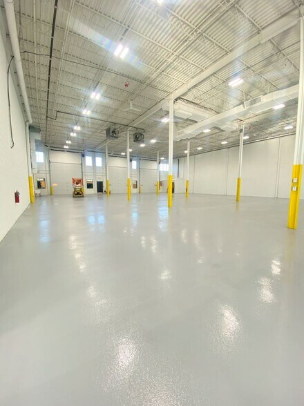 More Photos Of 621 Busse Rd, Bensenville Warehouse For Lease