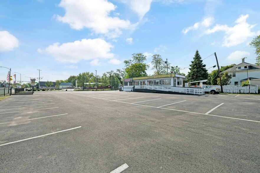 More Photos Of 736 Woodville Rd, Toledo Auto Dealership For Lease