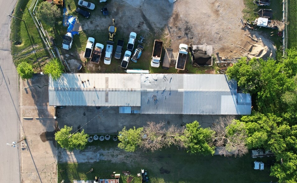 More Photos Of 3115 Sabine St, Forest Hill Warehouse For Sale