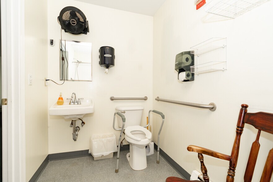 More Photos Of 8 Jennifer Dr, Merrimack Flex For Sale