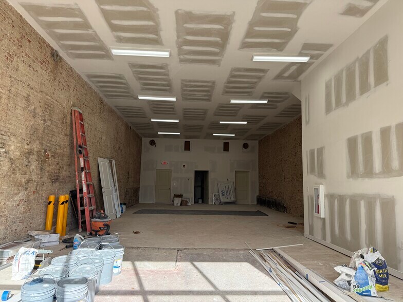 More Photos Of 10 E Washington Ave, Washington Apartments For Lease