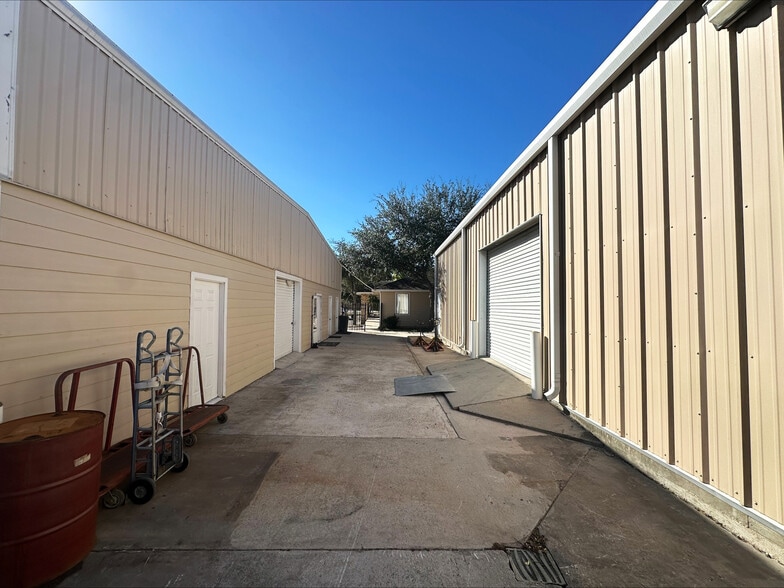 More Photos Of 9110 Clarkcrest St, Houston Flex For Sale