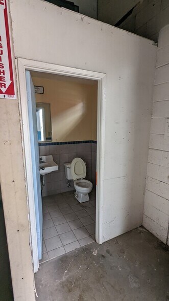 More Photos Of 94-478 Ukee St, Waipahu Service For Lease